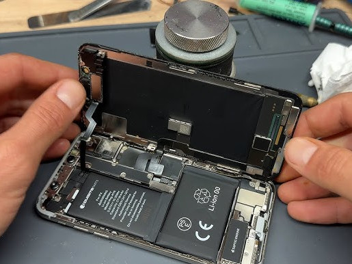 Phone being opened to reveal its battery