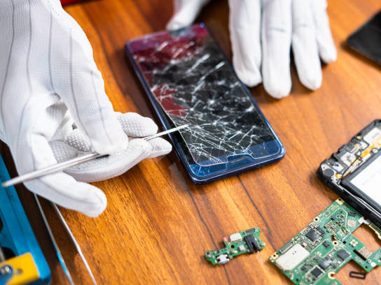 Cracked phone screen being replaced